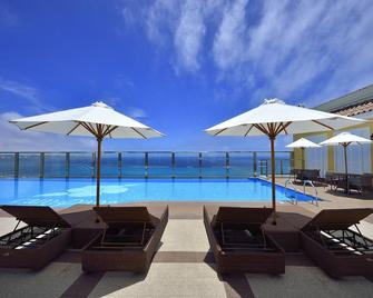 Vessel Hotel Campana Okinawa - Chatan - Zwembad