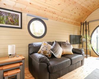 Filbert Pod - Arundel - Living room