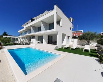 B&B Demar Residence & Dependance - זאדאר - בריכה