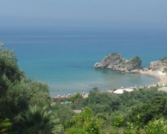 Apartment with garden 'Tonia' - Pelekas - Gebäude