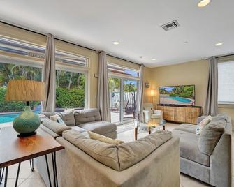 Phenomenal Location of Fun Beach Villa 2.5 blocks to the Warm Atlantic Ocean - Lauderdale-by-the-Sea - Living room