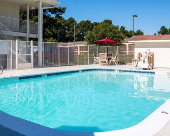 Motel 6 Longview, TX - Longview - Pool