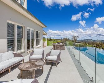 Expansive Hamptons home on acreage, with pool, spa, gym, tennis court & views. - Bowral - Bazén