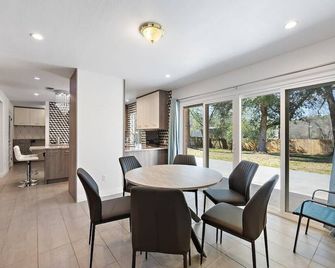 City Center Charm: 5 Mins To Sfa - Nacogdoches, Texas - Nacogdoches - Dining room