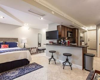 Historic Hyde Park! Steps To Bayshore, Ut, Riverwalk- 5 Stars! - Tampa - Bedroom