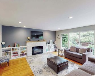 Jewell Dreams - Santa Rosa - Salon