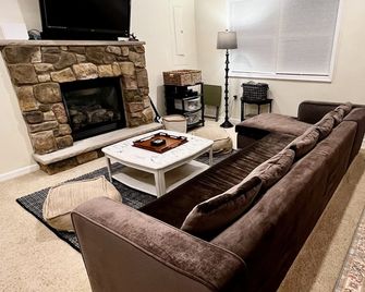 Large 3 Story Chalet on quiet cut-de-sac in Arrowhead Lake Community. - Pocono Pines - Sala de estar
