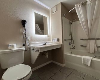 Super 8 by Wyndham Alton - Alton - Slaapkamer