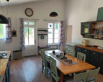Family-friendly 3 bedroom home in the countryside! - Le Beugnon - Comedor