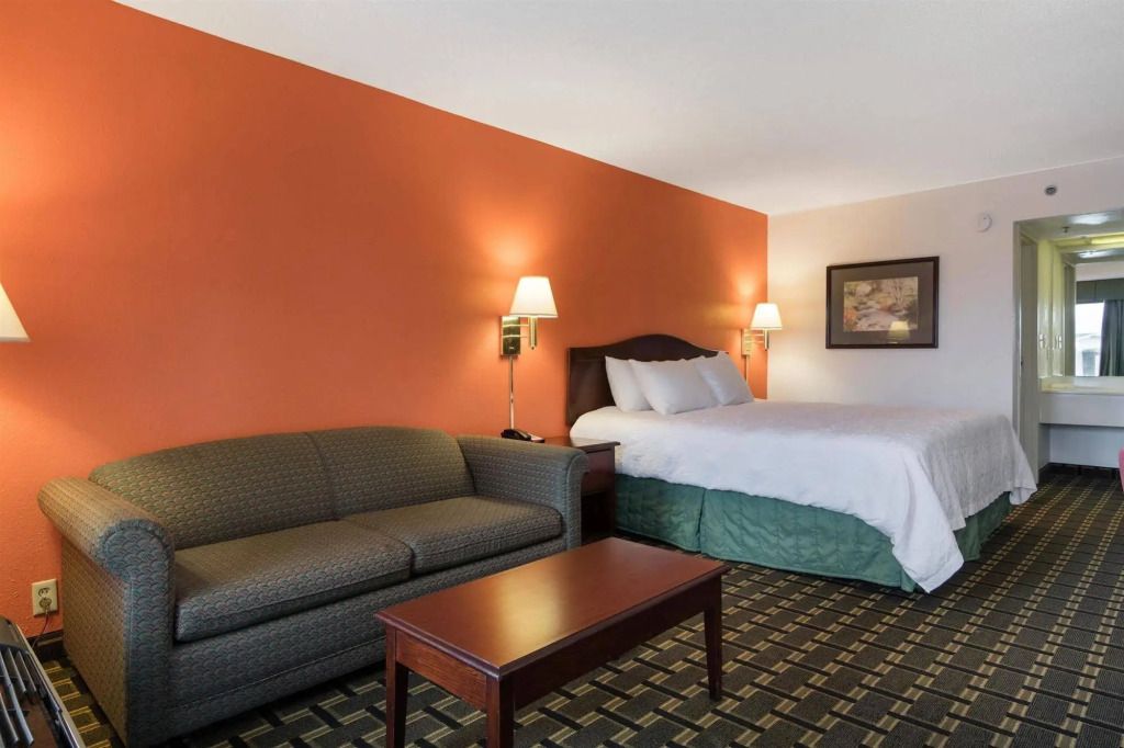 دوبلين إن آند سويتس