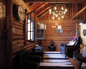 Betula Cabin - Rustic Family Log Cabin on Sunset Side of Lake Charlevoix - East Jordan - Sala de estar