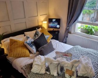 Studio at 113b - a home away from home - Teddington - Bedroom