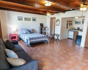 Pet-Friendly, Charming bungalow with WiFi and AC in sunny Yuma - Yuma - Bedroom