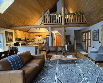 A River Front Mountain Luxury Cabin- Relaxing, Skiing, Rafting, Hot Tub, Sauna - Idaho Springs - Huiskamer