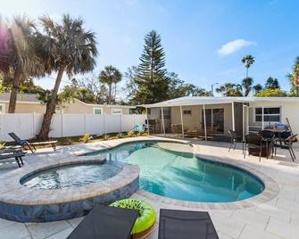 Sandy Morning Restored | Pool Spa - Belleair Bluffs - Piscina