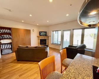 Marina View On The Harbour - Ucluelet - Living room