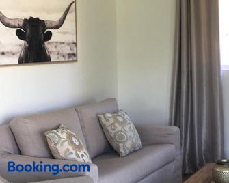 Sweetwater Guest House - Wellington - Living room