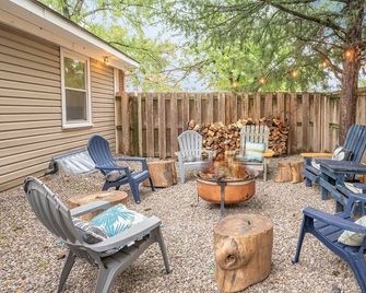 Hot Tub - Fire Pit- Arcade Games - Wichita - Patio