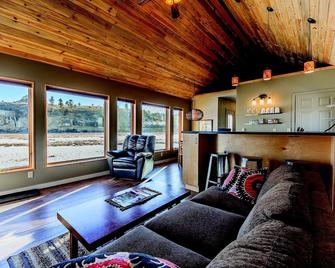 Yellowstone River Lodge - Columbus - Living room