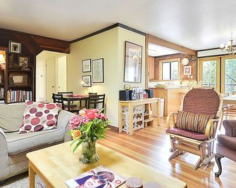 The Boat House - Guerneville - Living room