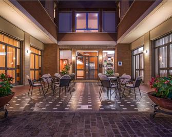 Hotel Frate Sole - אסיסי - בניין