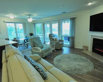 Waterfront in Historic Rock Hall, overlooking the main harbor and Chesapeake Bay - Rock Hall - Huiskamer