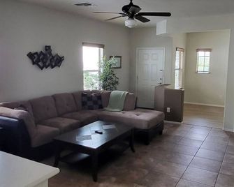 Charming 2-bedroom home in peaceful Anthem at Merrill Ranch near Florence. - Florence - Huiskamer