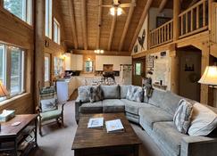 Beautiful cabin, on a secluded acre, close to the NE Entrance of YNP - Silver Gate - Wohnzimmer