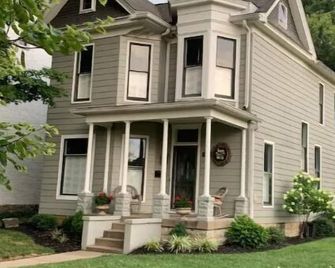 A Room Off Broadway, a prime downtown hideaway - Bardstown - Building
