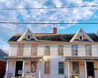 'The Rainbow House' of Martinsburg, West by God Virginia. 1-bedroom - Martinsburg - Building