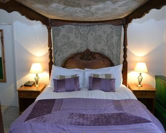 The White Hart Hotel - St. Albans - Bedroom