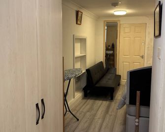 Plymouth - Studio - Sleeps 2 - Parking - Plymouth - Living room