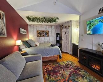 Bird's Nest cabin at Cabin Fever in NC - Saluda - Bedroom