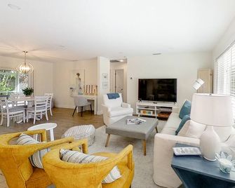 Spacious & beautiful home with fast WiFi, central AC, patio, and W/D - Naples - Wohnzimmer