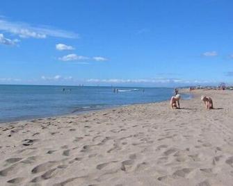 Spacious 18th century village house + courtyard with pool, plus games room - Quarante - Playa