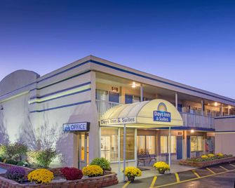 Days Inn & Suites by Wyndham Dayton North - Dayton - Edificio
