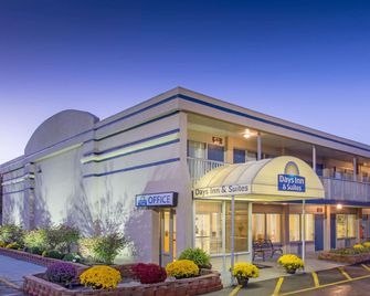 Days Inn & Suites by Wyndham Dayton North - דייטון - בניין