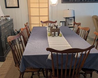 Cottage on Lake Ontario with extra charm and character! - Waterport - Dining room