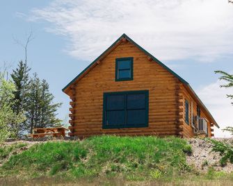 #15 Flagpole View Cabins - King Plus Cabin - Columbia Falls - Building