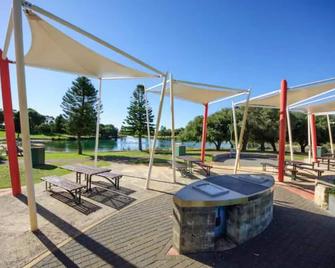 Yaran Suites - Rockingham - Edificio