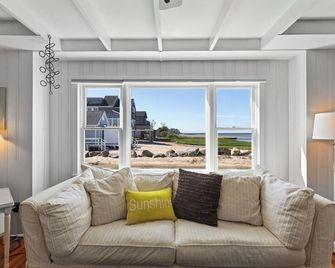 Charming 3-bedroom cottage in Old Saybrook with WiFi and AC - Old Saybrook - Huiskamer