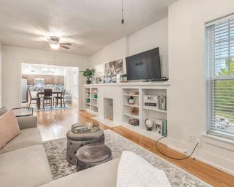 Carson Flats Apt 4 - 1br Near Bok, Osu Med, Dtwn - Tulsa - Living room