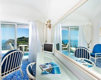 هوتل لا فيجا - كابري - غرفة معيشة