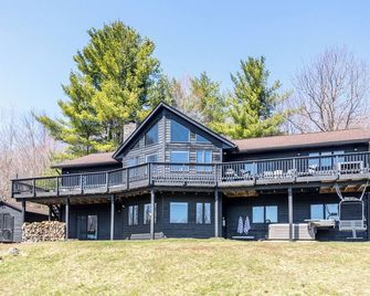 Modern Catskills cabin - 5 mins from Belleayre Mtn. Panoramic Views + Hot Tub. - Fleischmanns - Edificio