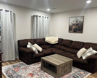 Charming 3-bedroom house with pond near Lynchburg - Goode - Sala de estar