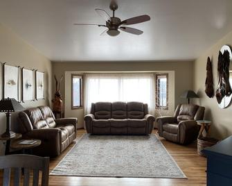 Montana Home close to golfing, fishing, skiing, hiking, hunting and downtown - Dillon - Living room