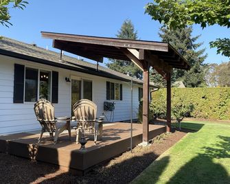 Single Level, Modern, and Clean 3 Bedroom 2 Bath Park Like Property - Salem - Innenhof