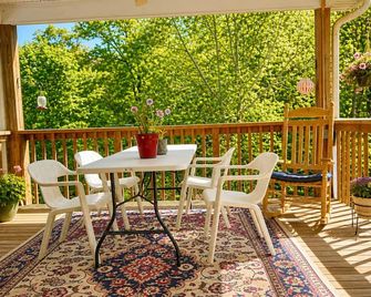 Riverfront Hideaway in East of Franklin, Easy Access, Close to Waterfall Trails - Franklin - Балкон