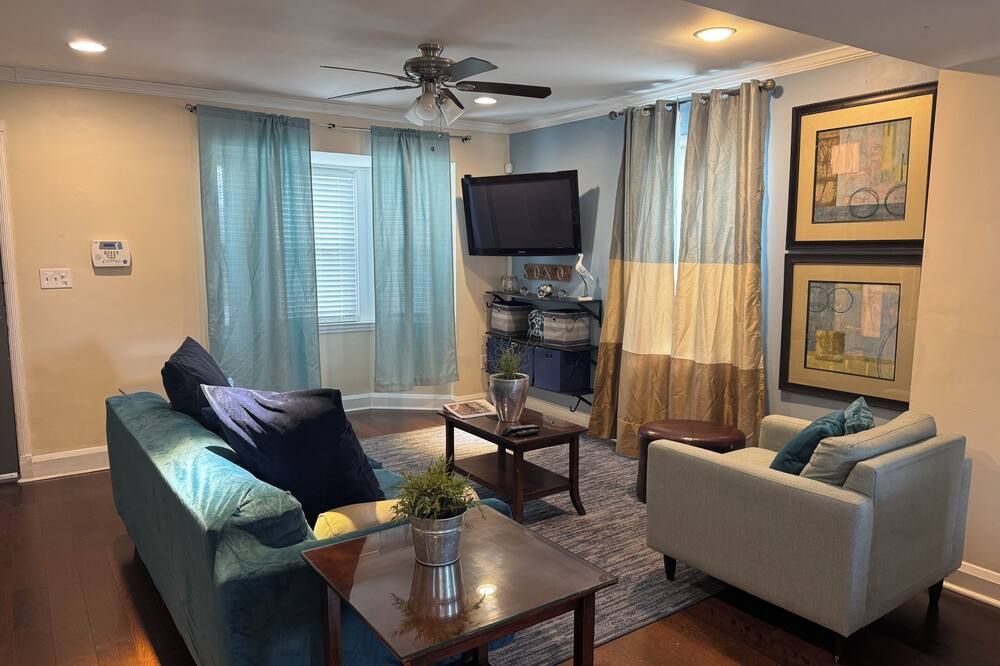 Charming 4 Br 2Ba Duplex - بالتيمور - غرفة معيشة