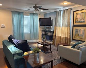 Charming 4 Br 2Ba Duplex - بالتيمور - غرفة معيشة